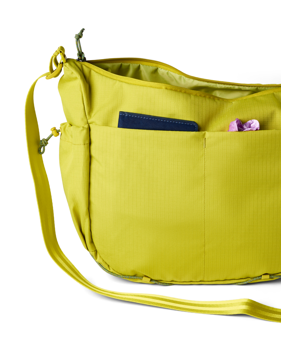 Viaje 12L Shoulder Bag